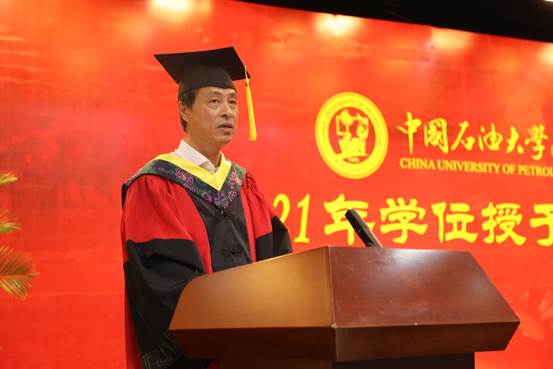 桌子上有人的照片上写着字
中度可信度描述已自动生成