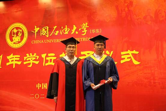 男人站在那里
中度可信度描述已自动生成