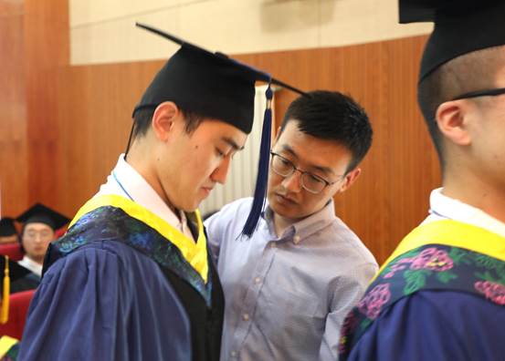 一群穿着制服的男人
描述已自动生成