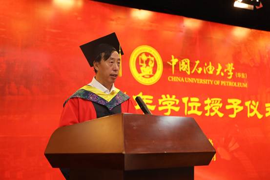 钢琴前的人
中度可信度描述已自动生成