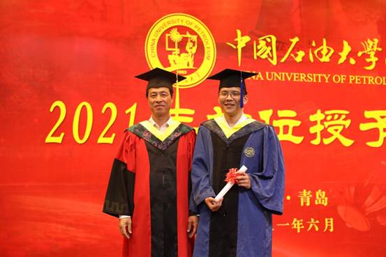 男人站在那里
中度可信度描述已自动生成