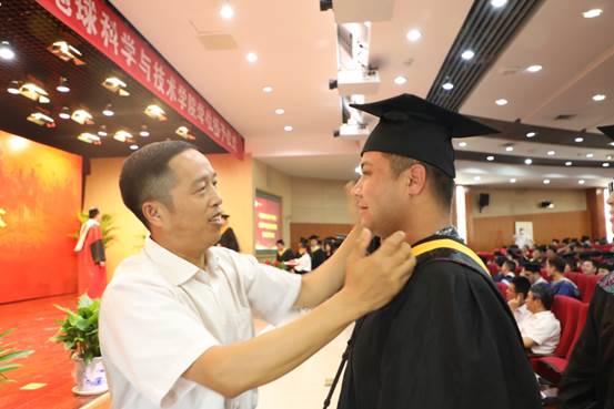 图片包含 人, 室内, 天花板, 男人
描述已自动生成