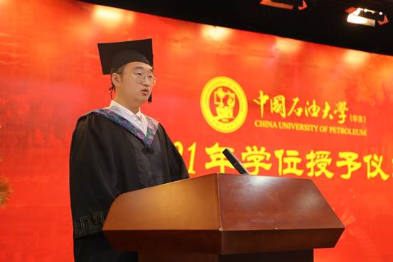 人站在电视前
描述已自动生成